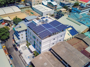 ▲統益機電總部大樓設置容量57.72kWp，年發電量73,737度獲得屋頂型金獎。