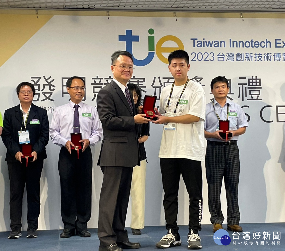 中原大學機械系丁鏞老師團隊獲得一金一銀，由學生代表領獎。