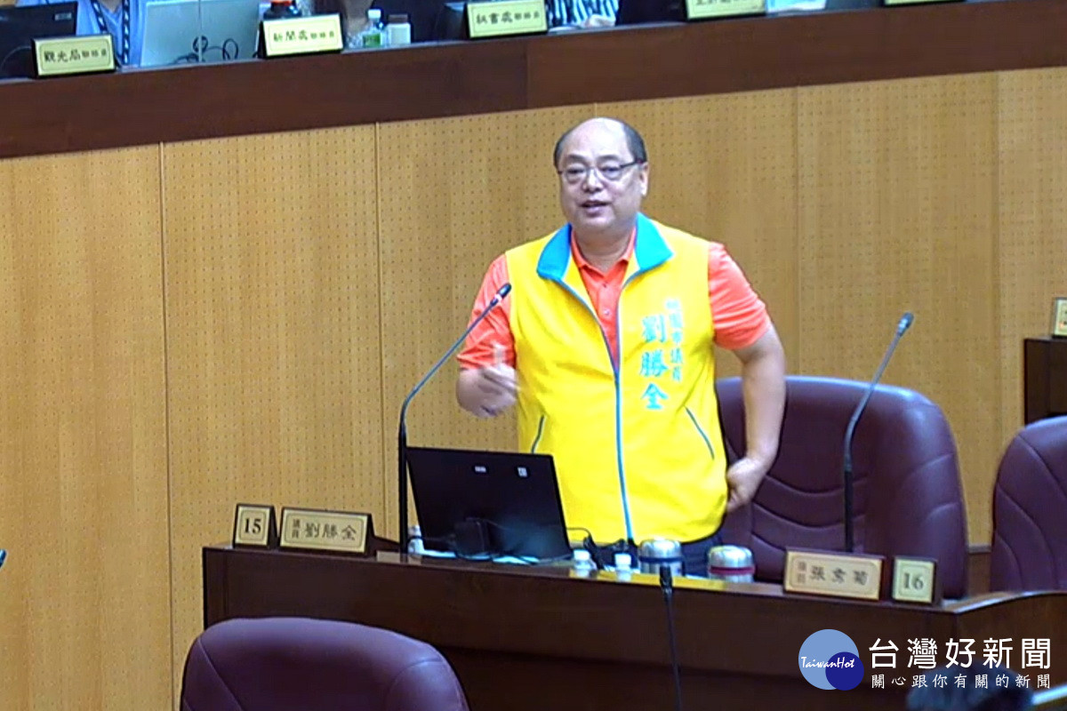 桃園市議員劉勝全於議事堂上進行質詢。<br />
