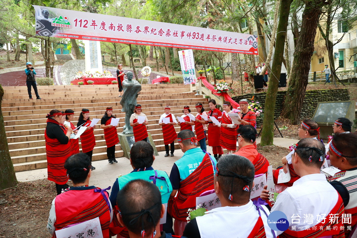 清流社區部落遺族在耆老帶領下以母語吟唱古調，老、中、青共同齊聚吟唱。