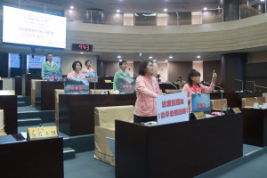 民進黨團提出各鄉鎮垃圾堆積應如何處理。（記者扶小萍攝）