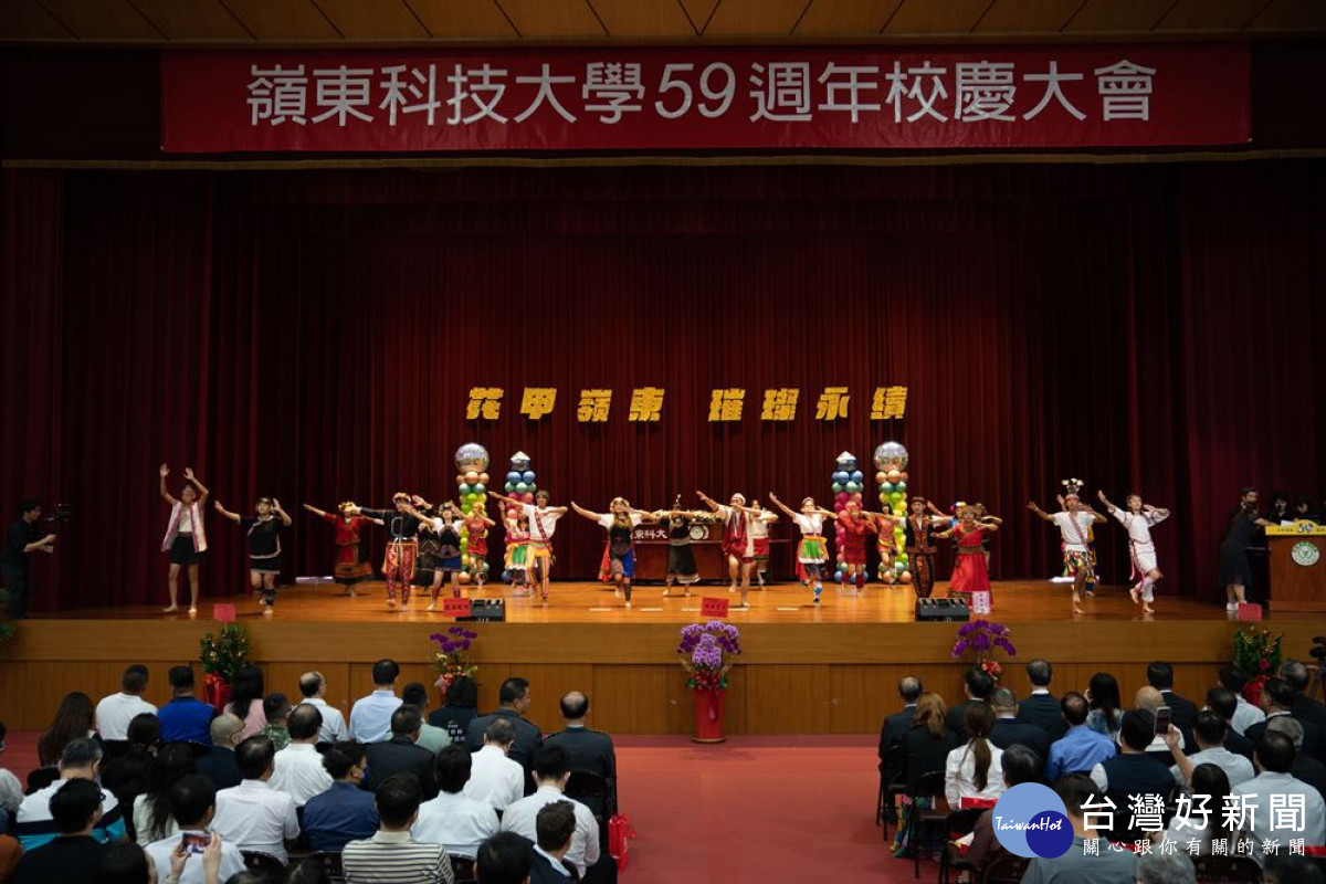 嶺東科技大學59週年校慶活動由熱鬧的「原民樂賓 太鼓迎賓」開場表演。（圖/嶺東科技大學）
