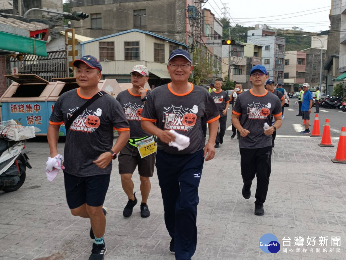 台中市議長張清照示範性地跑4公里，展現平日健身成果。