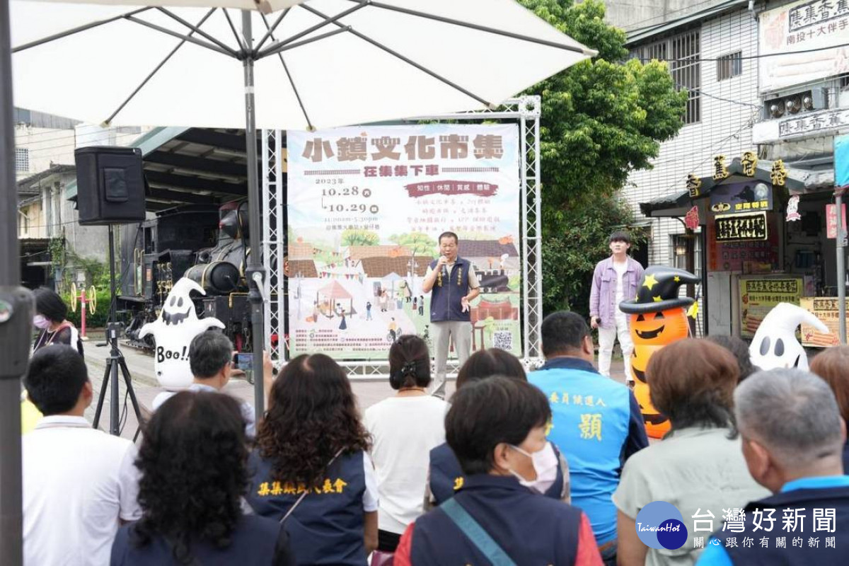 「在集集下車、小鎮文化市集」活動，鎮長吳大村致意。