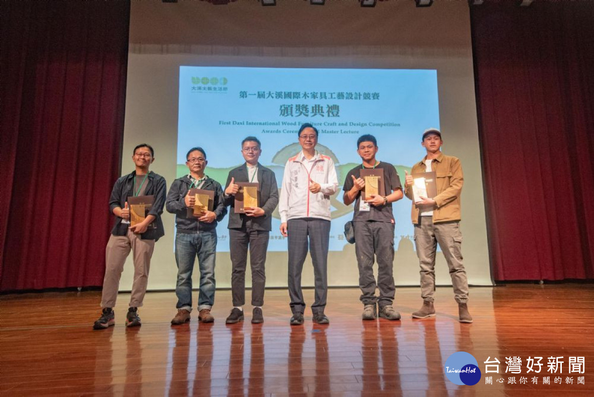張善政市長與獲獎者合影。<br />
<br />
