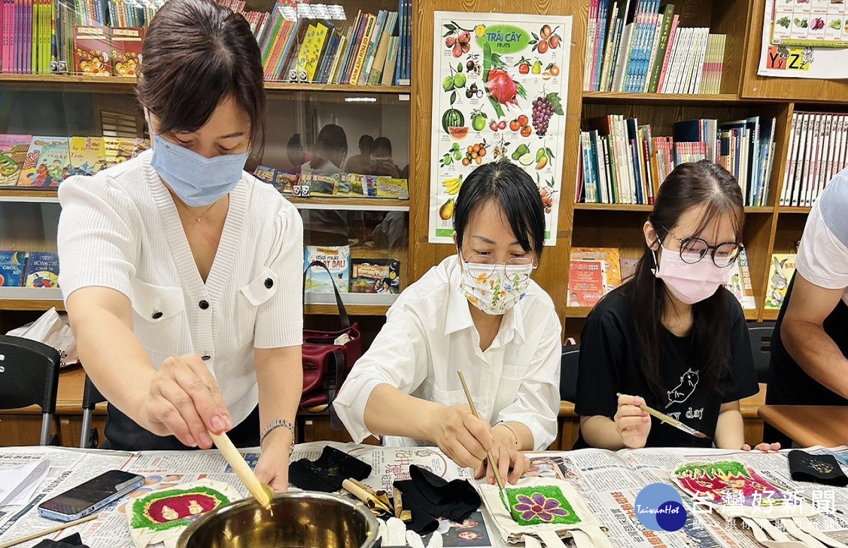 為探索蠟染布之美　彰化新住民用銅壺筆蠟染出家鄉色彩