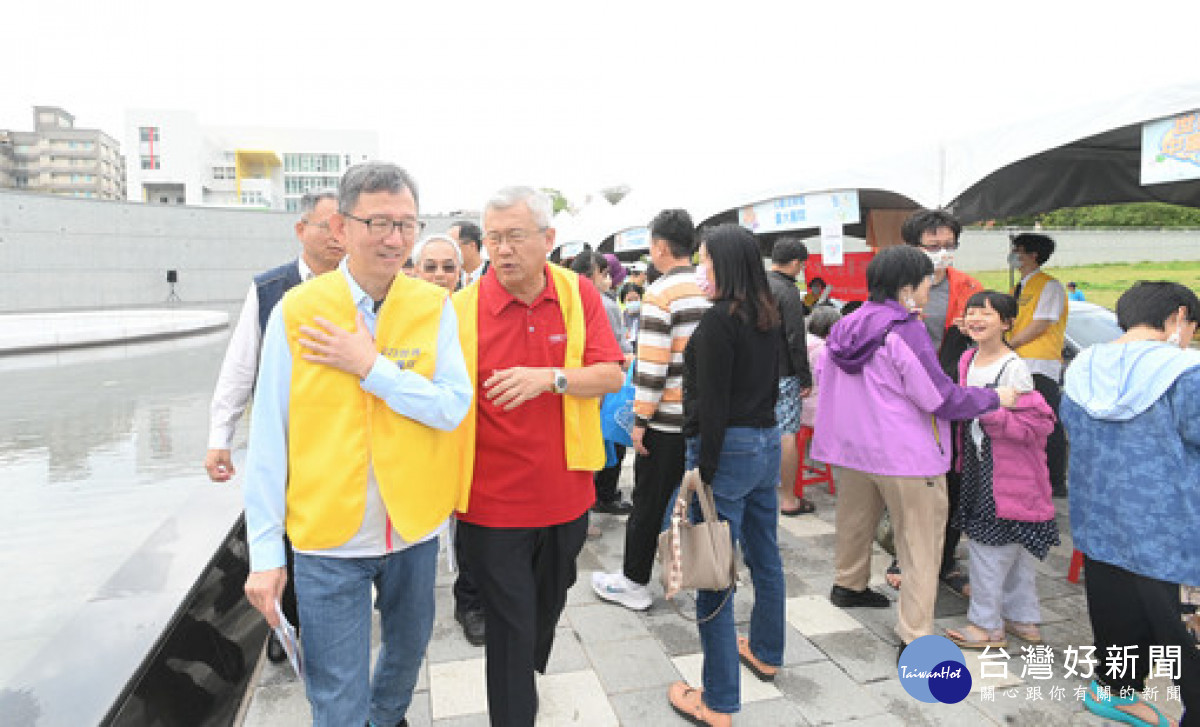 王副市長參觀園遊會。