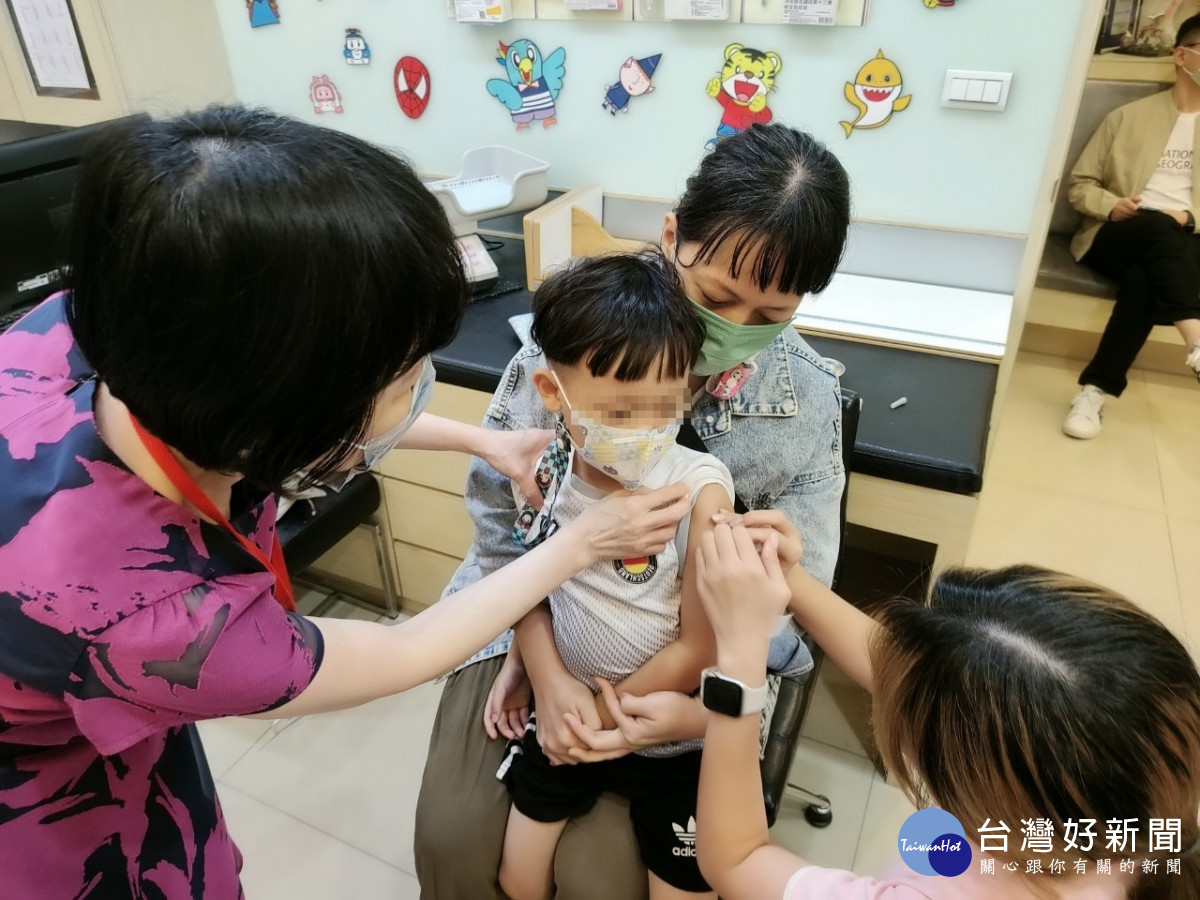 7成以上學校完成流感疫苗接種，接續入幼兒園接種。<br /><br />
