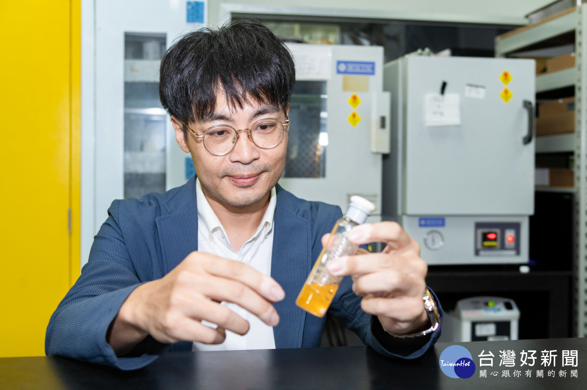 清華大學化工系教授周鶴修手中的產氫瓶，是潔淨能源的希望。