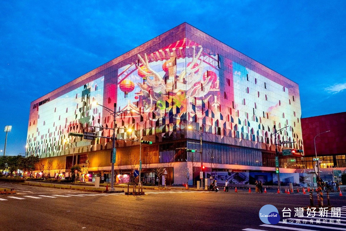 臺灣館外牆夜夜上演的絢麗光雕秀。圖：桃園市政府提供