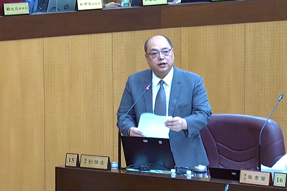 桃園市議員劉勝全於議事堂上進行質詢。<br />
