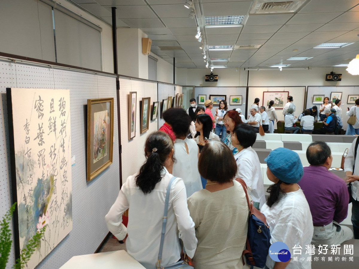 欣賞聯展作品。