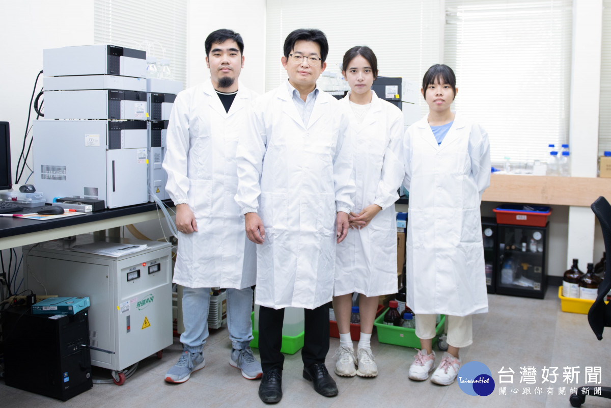 張雍(左二)身為中原大學校友，在致力研發創新之外，亦積極培育下一代科技人才。<br />
