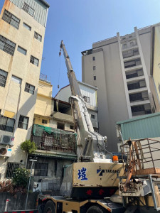 高處施工及吊掛重物通常需要出動吊車，為確保過往人車安全，一定要記得申請路權。圖片提供 匠人部落