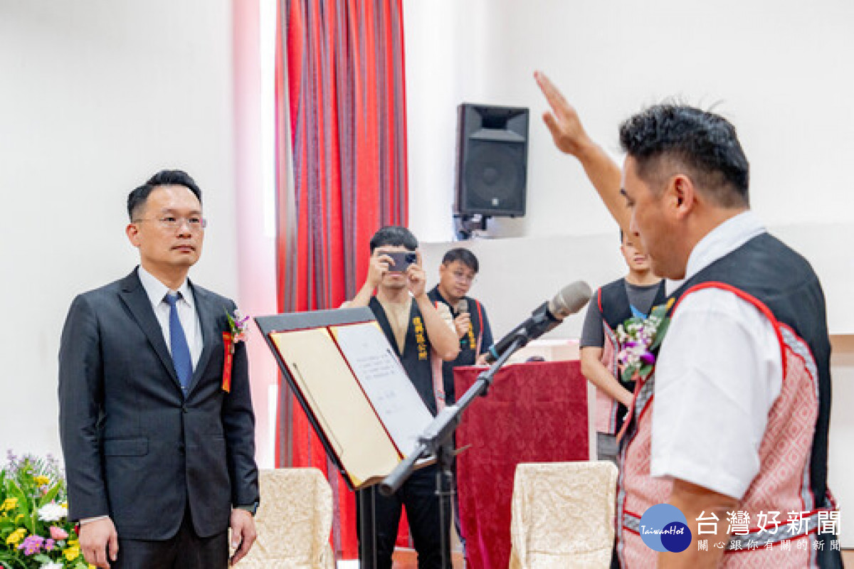 復興區長蘇佐璽宣誓就職，由蘇副市長擔任監誓人。<br />
