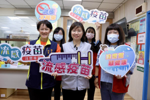 公費流感疫苗自今(11/1)日起，開放50歲以上成人接種，嘉義市衛生局呼籲符合公費流感疫苗接種資格的民眾及高風險族群，應儘早接種流感疫苗，降低感染風險／衛生局提供