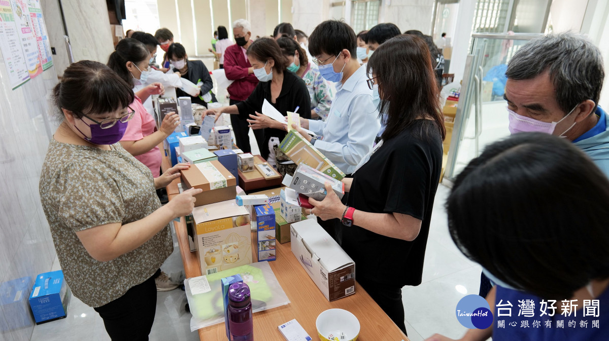 漢基愛心舖設攤為愛心基金義賣。圖／漢基醫院提供