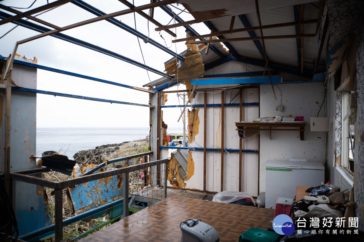 小妮家裡開的海濱小餐廳二樓屋頂和牆面被颱風掀掉，媽媽沒辦法再做小生意為生，面臨遙遙無期的修建之路 (台灣世界展望會提供)  