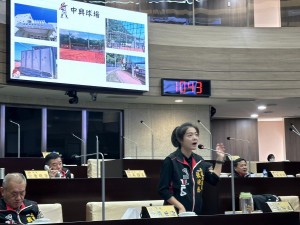 議員張婉慈等希望棒球場設施改善。（記者扶小萍攝）