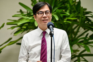 ▲陳其邁頒發毒品防制事務基金會董監事聘書，期勉公私協力強化反毒力量，建構綿密毒防網絡。