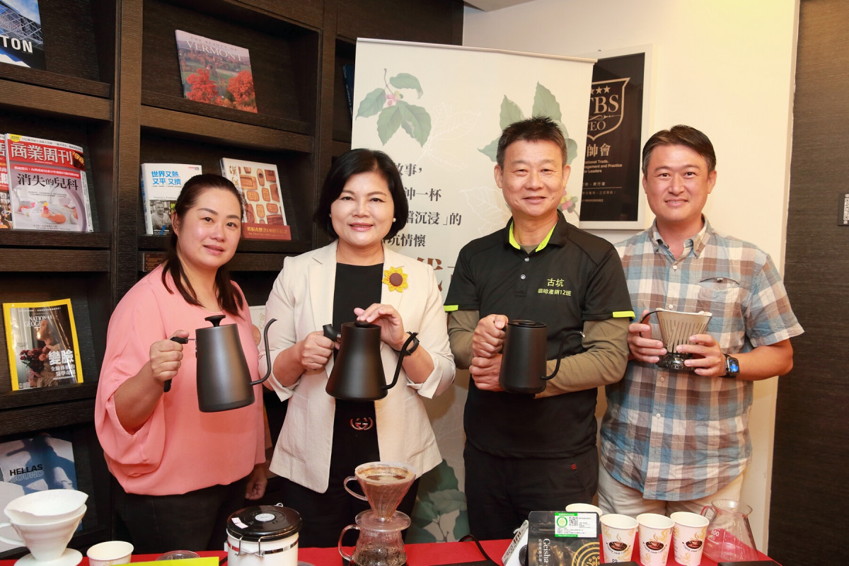 縣長張麗善(左2)、產銷班劉易騰(右1)、賴謙旗(右2)、林貝珊(左1)共同致力推廣古坑咖啡的產業升級與國際市場。