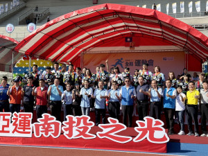 縣府三長與來賓為亞運等績優選手表揚。（記者扶小萍攝）