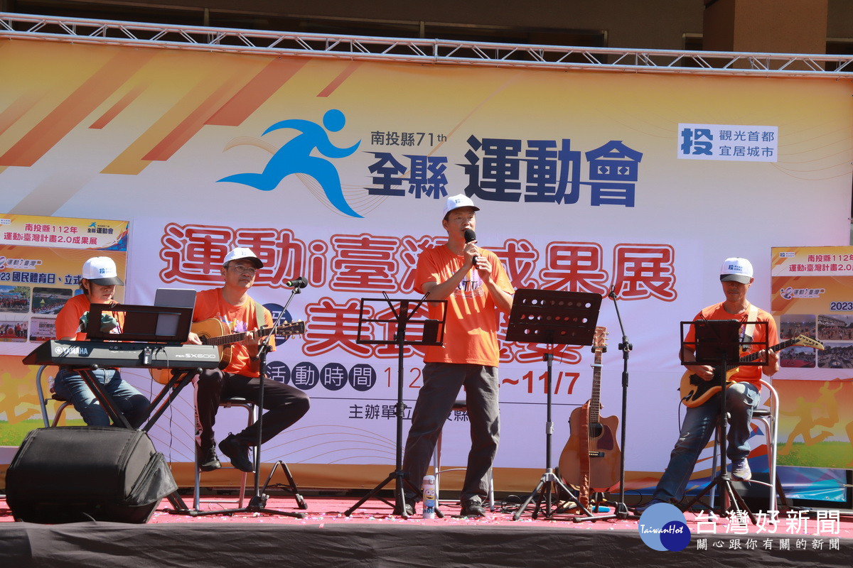 南投NTT教師樂團連串好聽的民歌等帶動歡樂氛圍。（記者扶小萍攝）