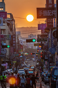 懸日美景吸引許多民眾觀賞拍照。（民眾提供）
