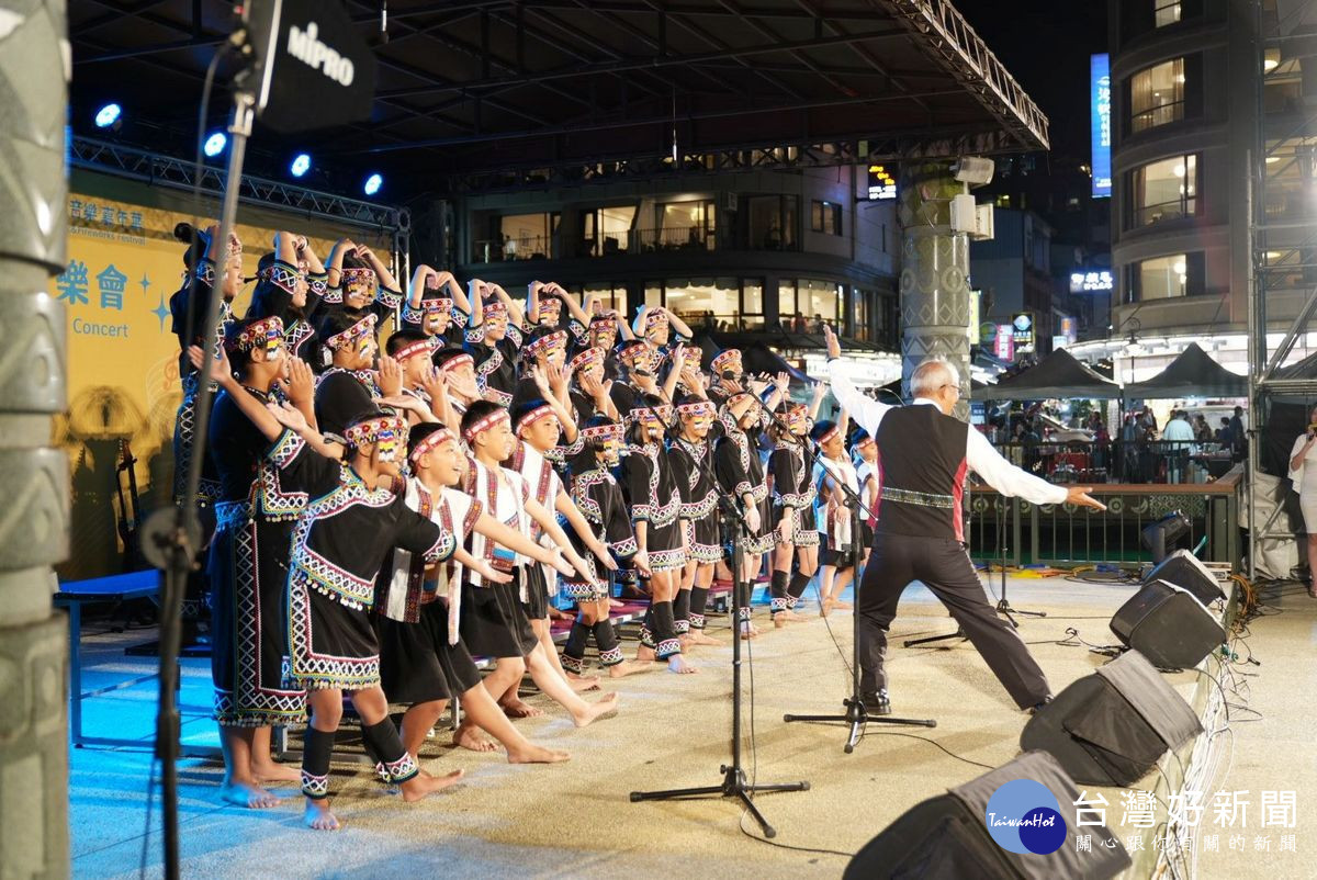 享譽國際的「台灣原聲童聲合唱團」，以玉山下純淨歌聲撫慰人心。