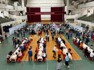 ▲高市勞工局邀請30家廠商在鳳山區福誠高中舉辦現場聯合徵才活動。