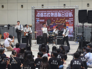 ▲2023港都高校熱音聯合迎新在捷運技擊館開唱。