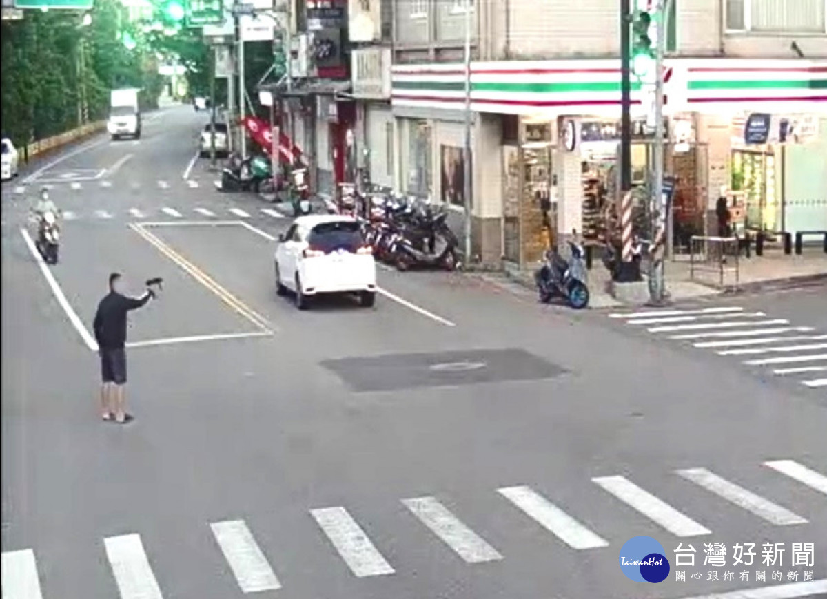 郭男射擊水彈槍的角度一下朝天上，一下朝大街上。<br />
