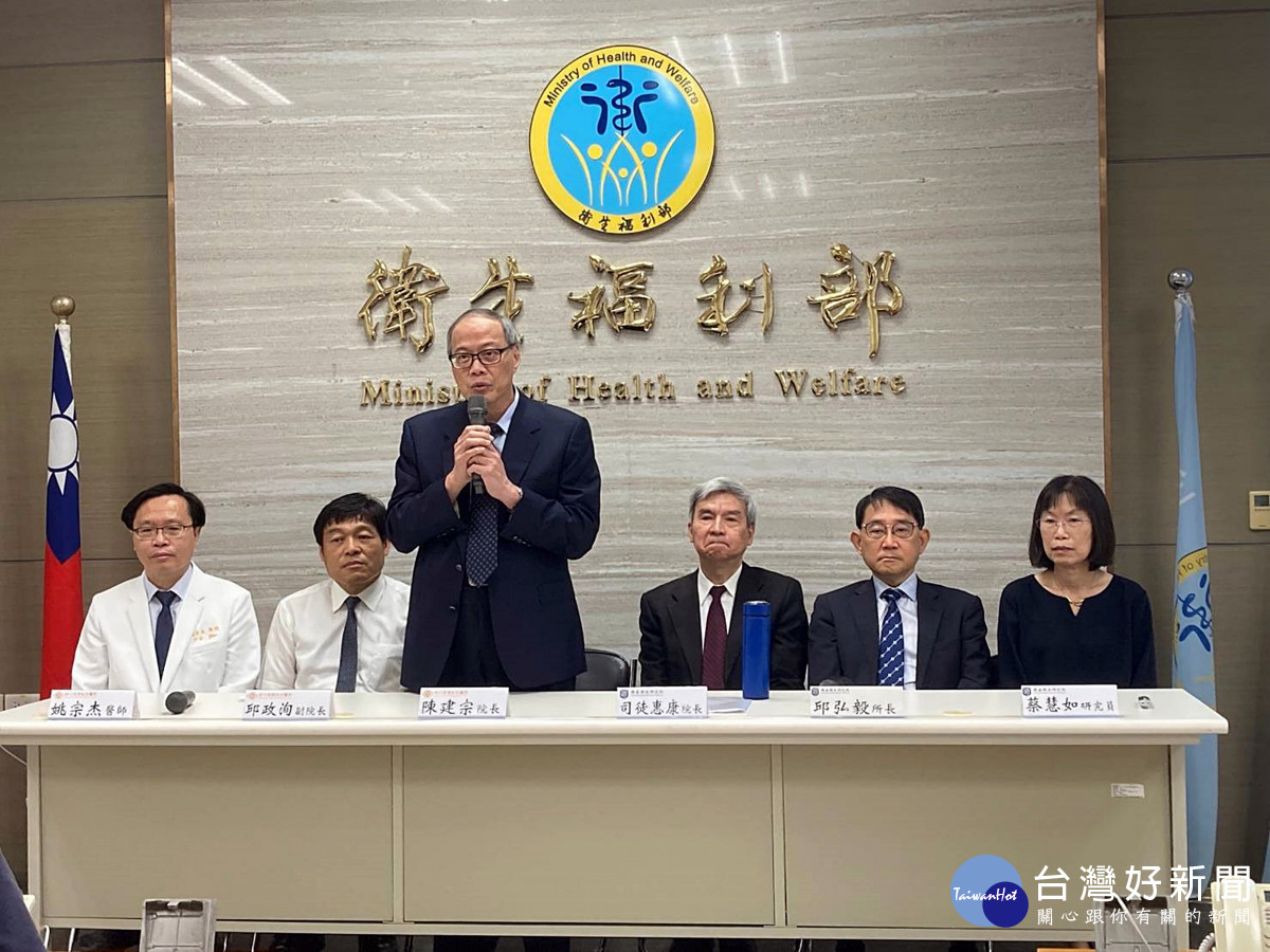 林口長庚醫院陳建宗院長致詞<br />
(自左至右分別為林口長庚醫院兒童內科姚宗杰教授、林口長庚醫院邱政洵副院長、林口長庚醫院陳建宗院長、國家衛生研究院司徒惠康院長、國家衛生研究院群體健康科學研究所邱弘毅所長、國家衛生研究院群體健康科學研究所蔡慧如研究員)