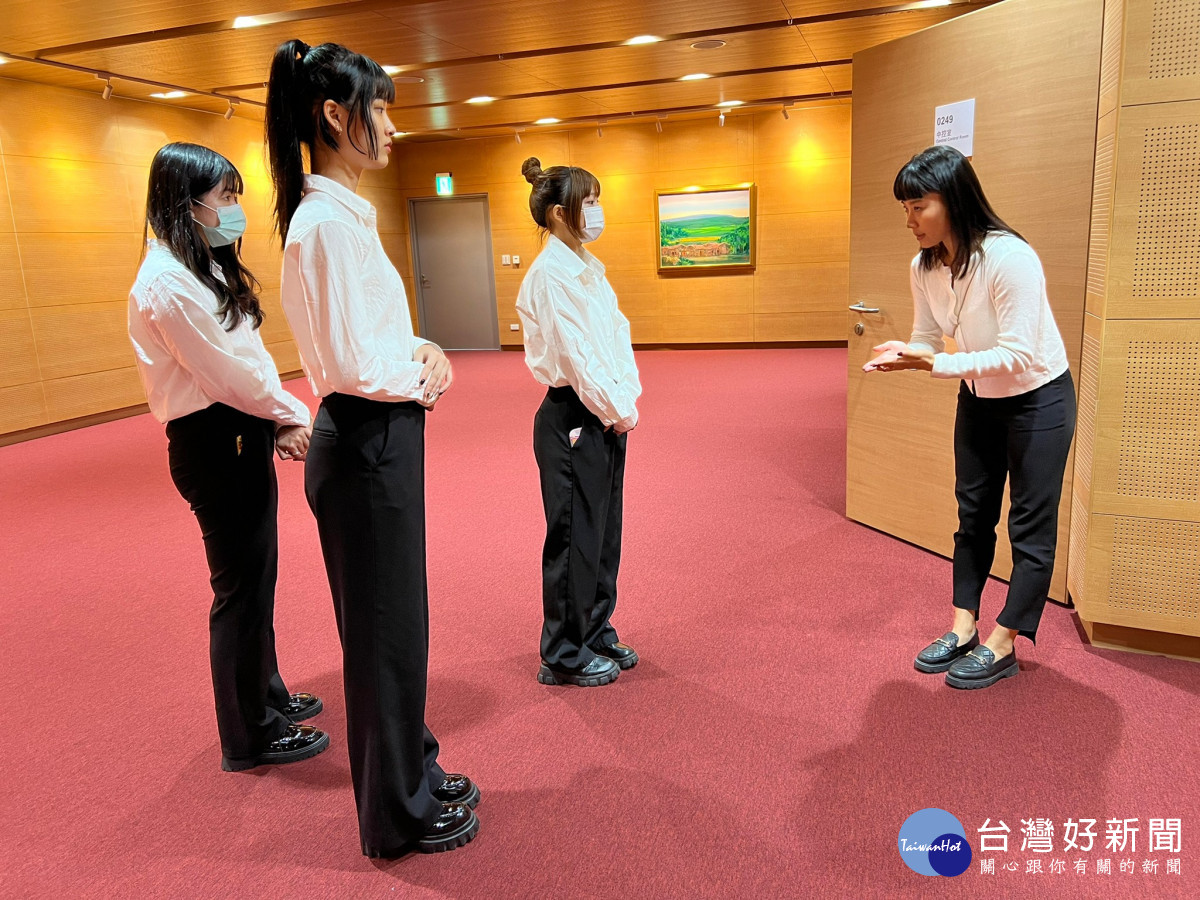 實習單位主管指導學生前台服務儀態，中原學生專注聆聽。