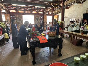 中興高中校長陳漢銘行三獻禮。（記者扶小萍攝）