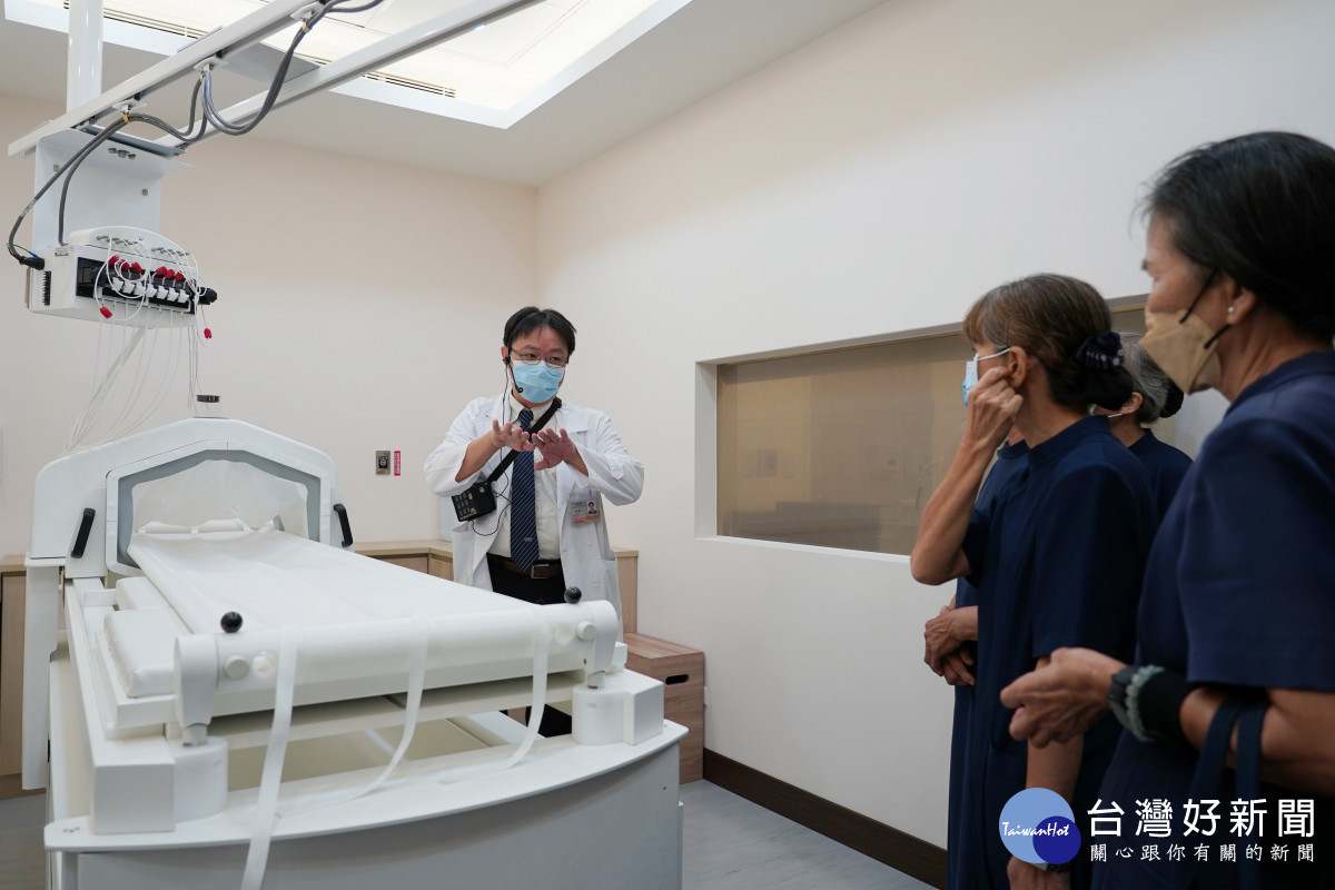6： 台中慈院放射腫瘤科主任陳冠文（左）在啟用典禮結束後導覽高階熱治療中心。