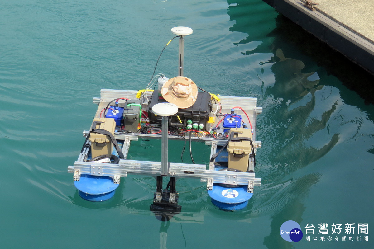 鎮鎧科技研發的無人船能支援大面積水域的巡檢、水文地質數據收集工作。