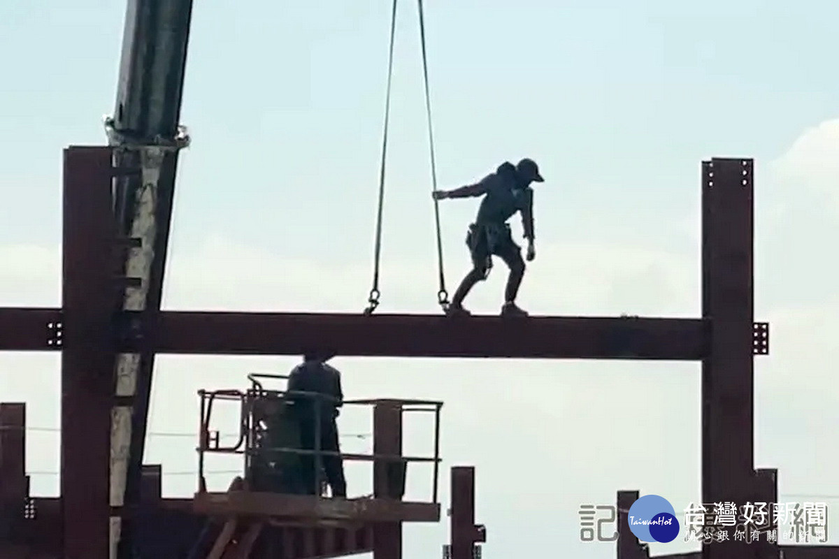桃園市大園區一處占地千坪的倉儲廠房遭檢舉工人無安全防護措施進行施工。（圖／記者爆料網）
