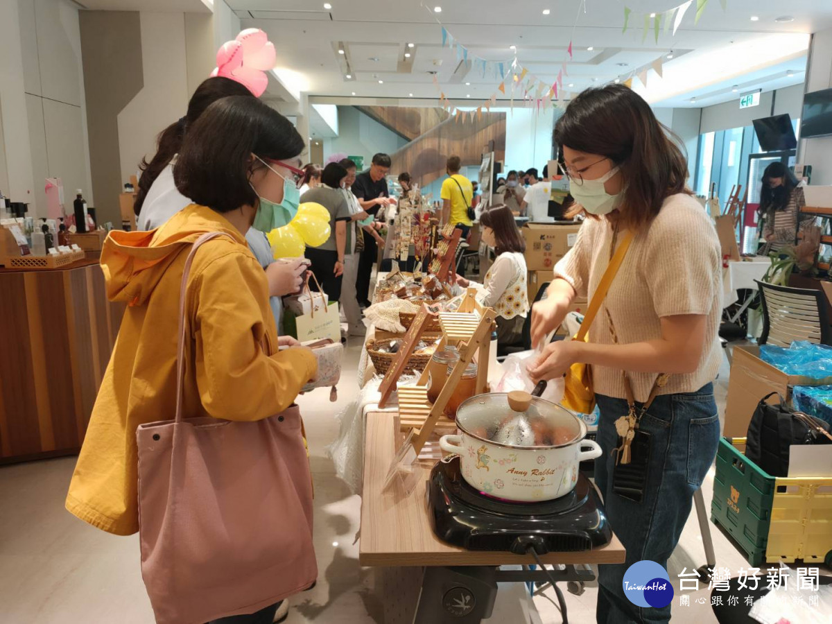 秀傳醫院今年成立醫町目康樂市集，好吃好逛又健康。圖／記者鄧富珍攝