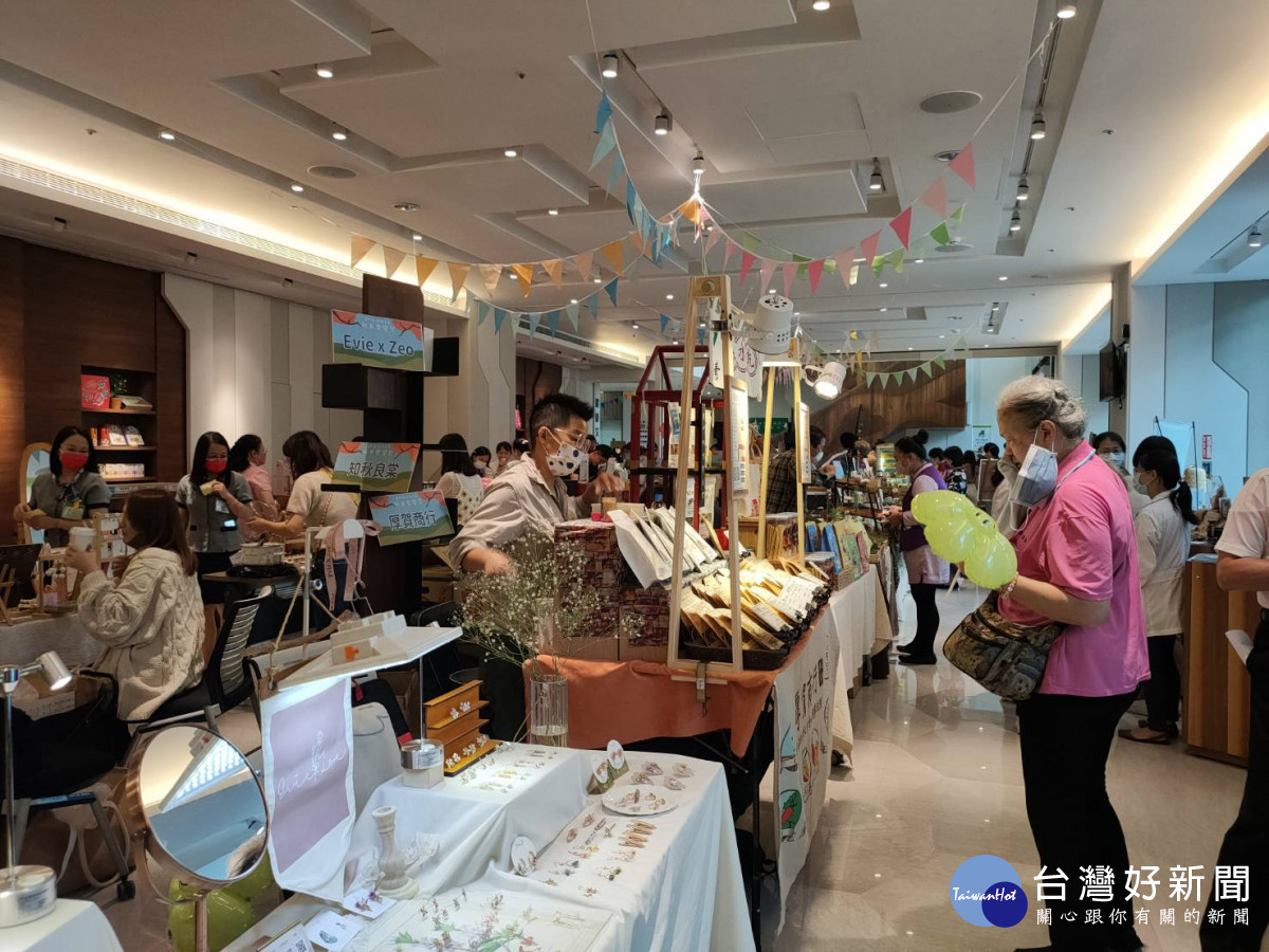 秀傳醫院今年成立醫町目康樂市集，好吃好逛又健康。圖／記者鄧富珍攝