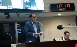 議員黃春麟建議縣府重視客家文化。（記者扶小萍攝）