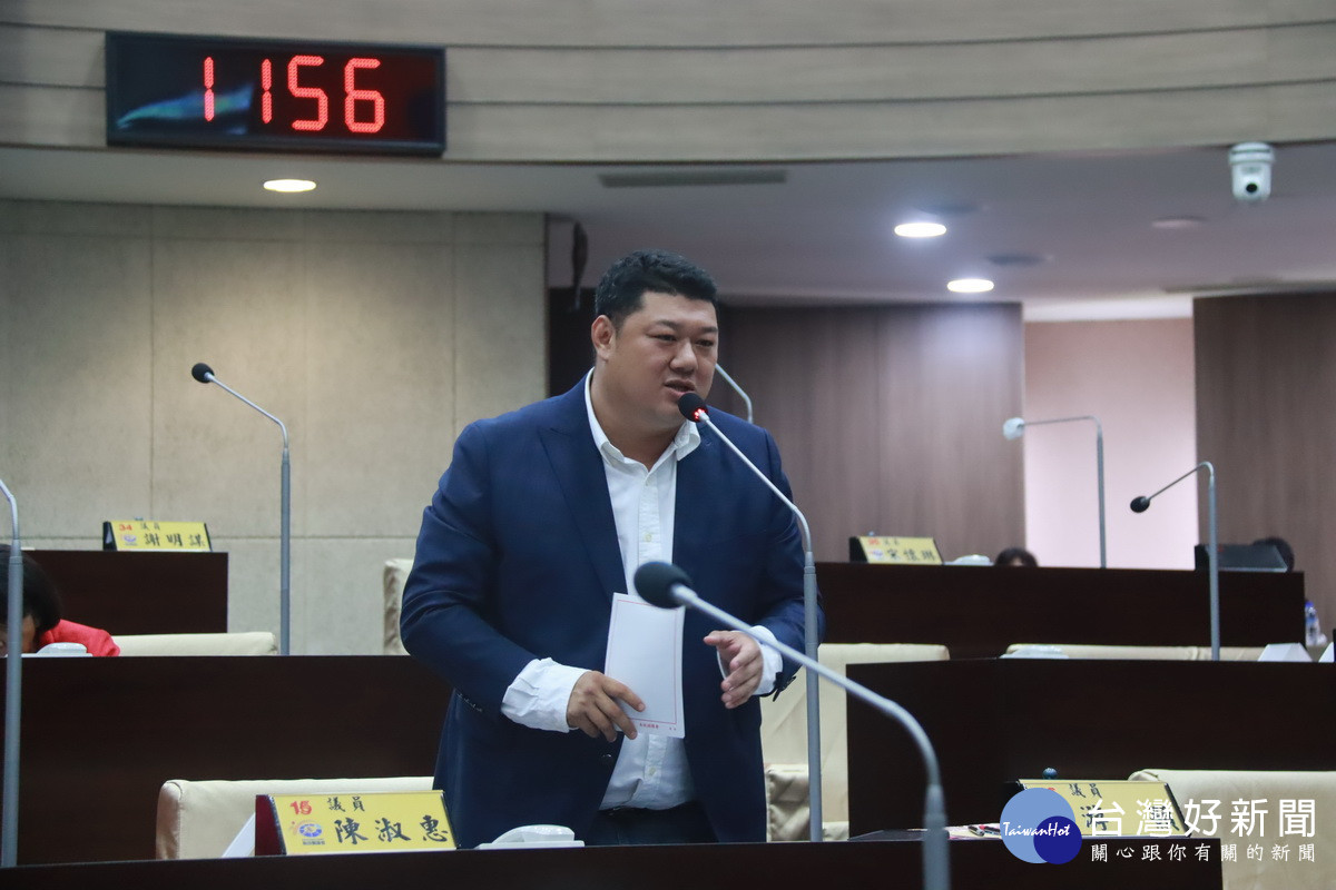 游顥議員關切明年燈會的進度與特色。（記者扶小萍攝）