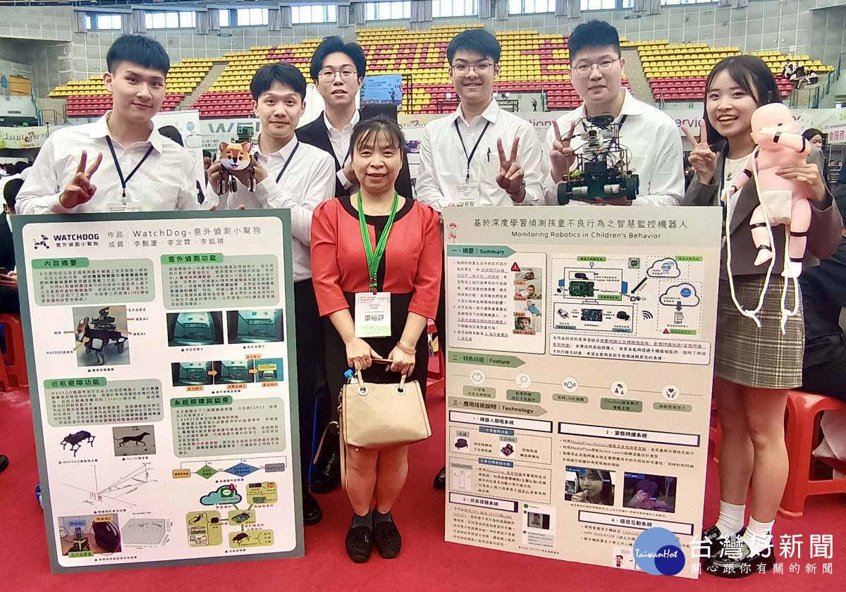 中原電機廖裕評老師(圖中)指導學生運用科技關心老人與小孩。<br />

