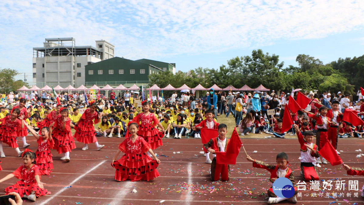 新興國際中小學113年校慶 32「國」代表出席同賀 多元文化創意進場（西班牙）