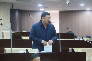 游顥議員關心竹山與隔鄰彰化縣西向交通網。（記者扶小萍攝）
