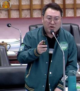 ▲高市議員黃彥毓表示，以為是藍白合作第一槍，仔細看了李明璇的背景，才發現原來是場中共同路人認親大會。