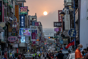 今年懸日不若往年清晰，短短時間就被雲層遮住。（民眾提供）