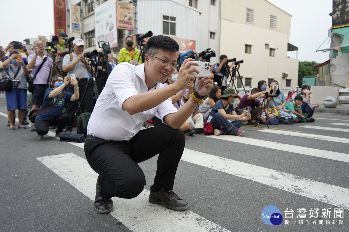 張嘉哲市長也不錯過美景。（市公所提供）