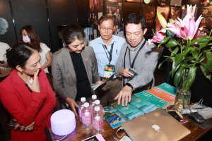 許縣長與新聞行政處蔡處長、施科長等到會場參訪。（縣府提供）