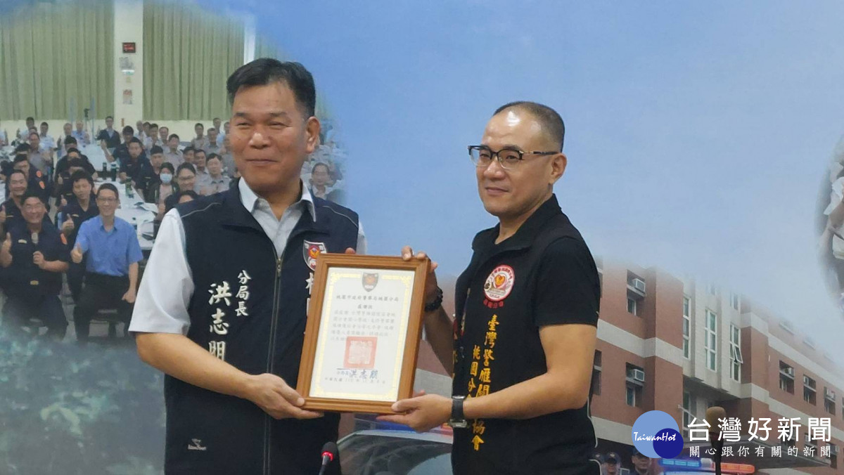 分局長洪志朋謝謝警雁關懷協會頒發感謝狀。<br />
